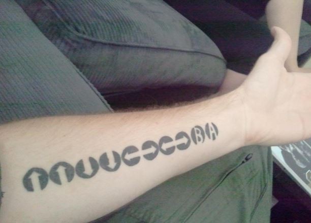 手臂黑白箭头纹身图案