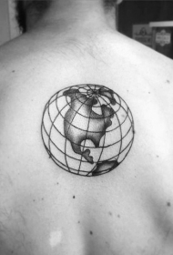 背部雕刻风格黑色点刺地球纹身图案