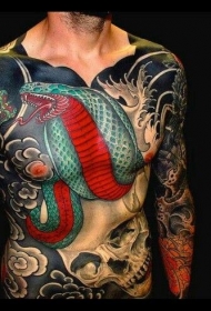 男性全甲大绿蛇与骷髅纹身图案