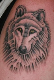 肩部黄色眼睛狼头纹身图案