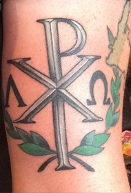 手臂彩色基督字母符号与叶子纹身图案