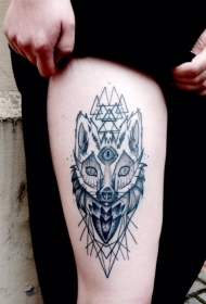 大腿神秘的猫和三角形纹身图案