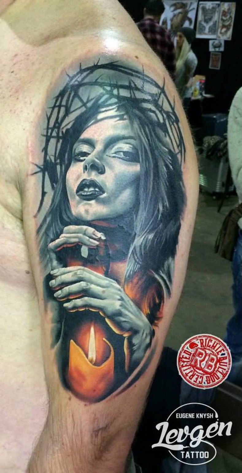 肩部彩色妇女肖像与蜡烛纹身图案