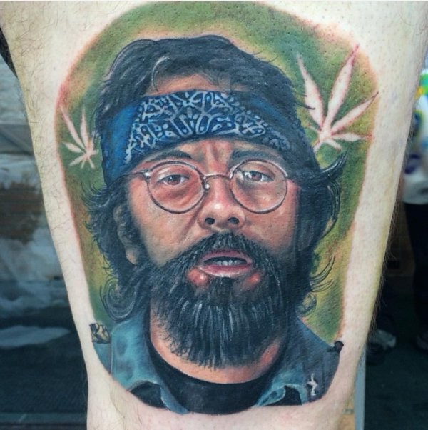 大腿彩色胡子男戴眼镜肖像纹身图案