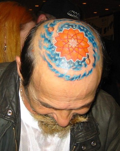 男性头部多边形太阳空间纹身图案