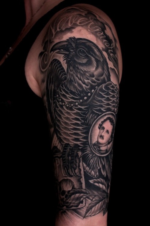 手臂上很酷的黑色乌鸦和男性肖像纹身图案
