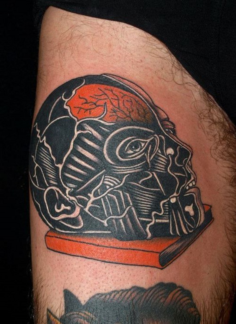 大腿彩绘的神秘男子头部与书纹身图案