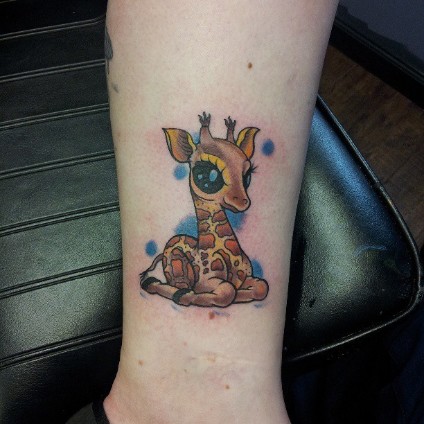 缤纷炫彩可爱的小长颈鹿纹身图案