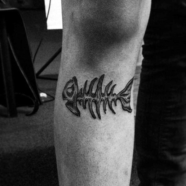 腿部黑色滑稽的鱼骨骼纹身图案