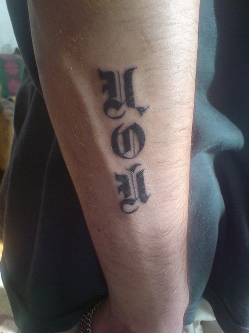 哥特风格红色字母手臂纹身图案