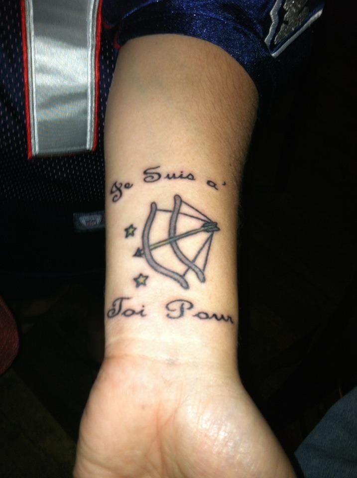 手腕弓和箭头字母纹身图案