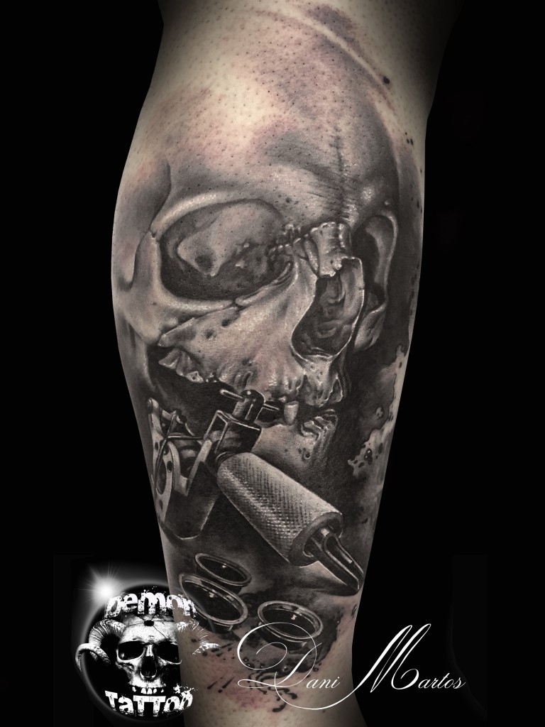 腿部灰色骷髅头纹身图案