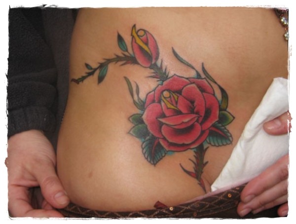 女性腹部彩色小玫瑰纹身图案