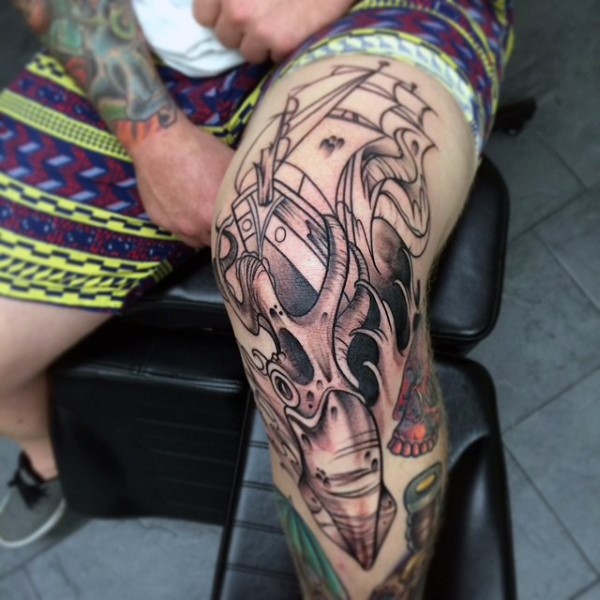 膝盖黑色帆船与鱿鱼纹身图案