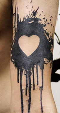 黑色泼墨与白色心形纹身图案