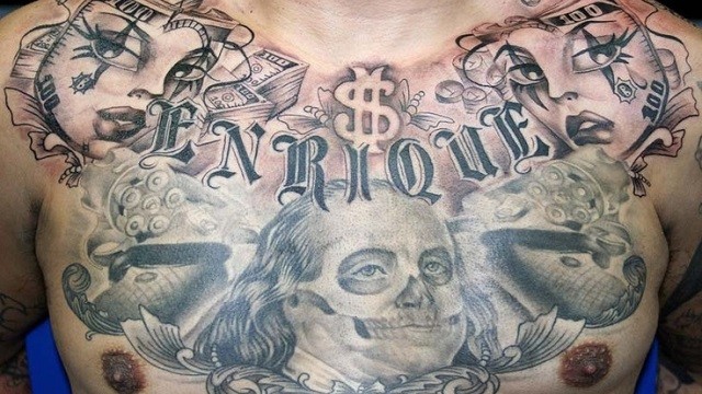 胸部有趣的彩色人像与字母纹身图案