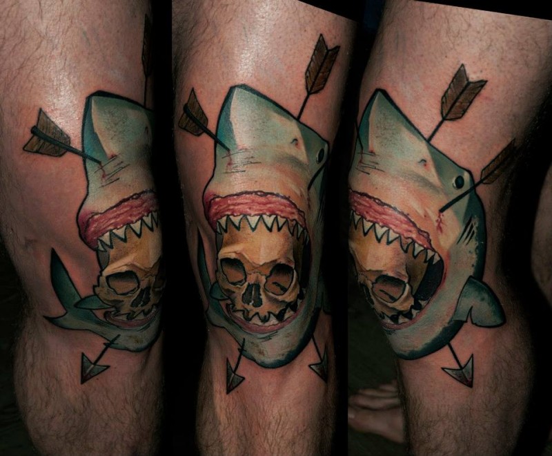 新传统彩色膝盖鲨鱼与箭头纹身图案