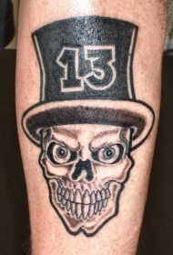 手臂黑白戴帽子骷髅头纹身图案