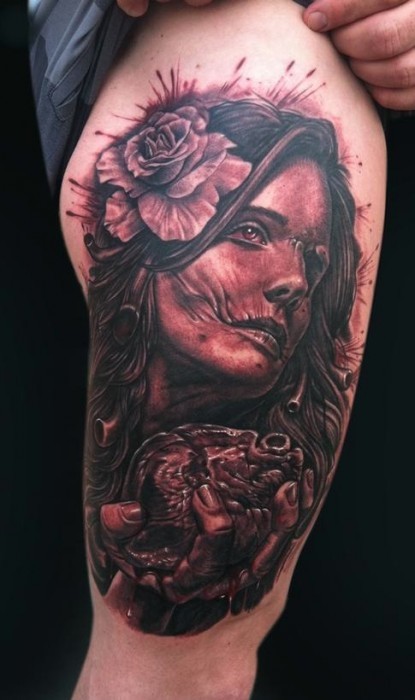 腿部逼真的吉普赛女人与心脏纹身