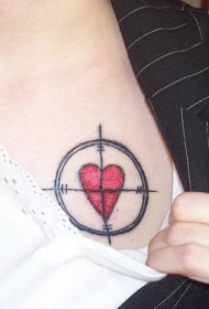 胸部彩色爱心在范围内纹身图案