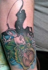 手臂漫画风格五彩渔夫和鱼上钩纹身图案