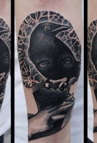 令人毛骨悚然的黑色眼睛人头轮廓和乌鸦纹身图案