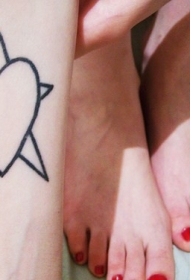 心形和星星黑色线条纹身图案