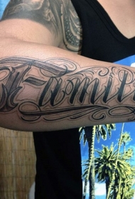 令人难以置信的花体英文字母手臂纹身图案