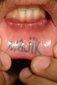 嘴唇内黑色的简单字母纹身图案