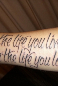 漂亮的黑色字母手臂纹身图案