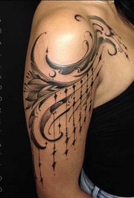 肩部黑灰花朵装饰纹身图案