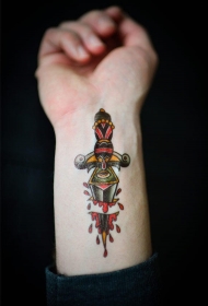 手腕old school彩色血腥幻想匕首纹身图案