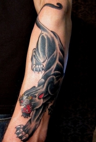 手臂向下走的黑豹纹身图案