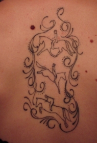 男性胸部简约三骑士纹身图案