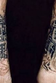 腿部黑灰城市景观纹身图案