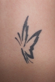 简单的蝴蝶骷髅纹身图案