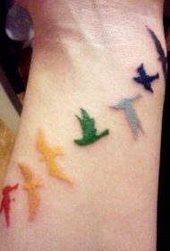 一群五颜六色的小鸟纹身图案