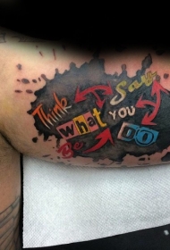 腿部令人印象深刻的彩色有趣刻字纹身
