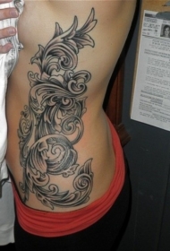 腰侧灰色卷曲的印花图腾纹身