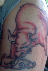 大臂疯牛纹身图案