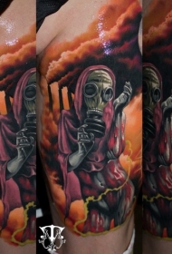 肩部彩色的血腥女人与防毒面具纹身