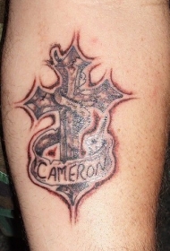 英文字母纪念十字架纹身图案