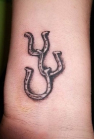 手腕三个简单的马蹄铁纹身图案