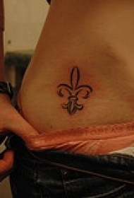 女性腰部简约的鸢尾纹身图案