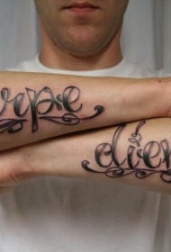 双手臂很酷的花体拉丁文字母纹身图案