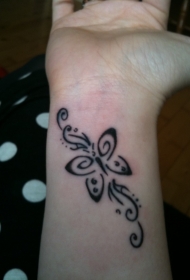 手腕藤蔓蝴蝶纹身图案
