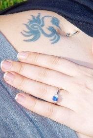 腹部两只美丽的小鸟组合图腾纹身图案