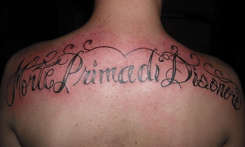 背部意大利字母与藤蔓纹身图案