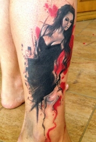 小腿黑色连衣裙女孩与红色泼墨纹身图案