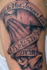 十字架和祈祷的手纪念纹身图案